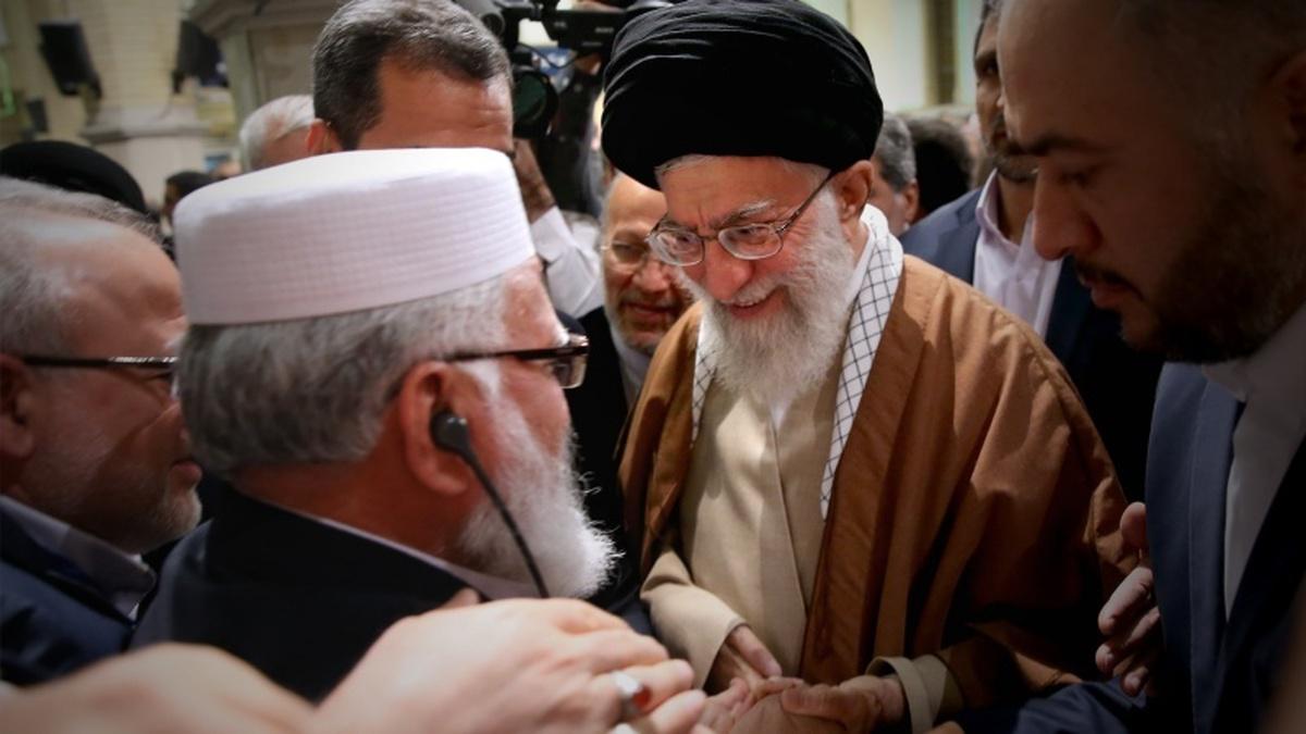 هرکس می‌خواهد با ظلم مبارزه کند به ارتش آیت الله خامنه‌ای بپیوندد