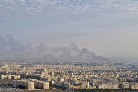 دود ناشی از آتش سوزی بزرگ بازار آهن شادآباد در آسمان شمال غرب تهران+عکس