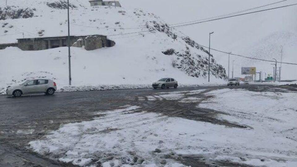 بارش برف در محور چالوس کرج/ جاده کندوان۱۰ روز مسدود می‌شود