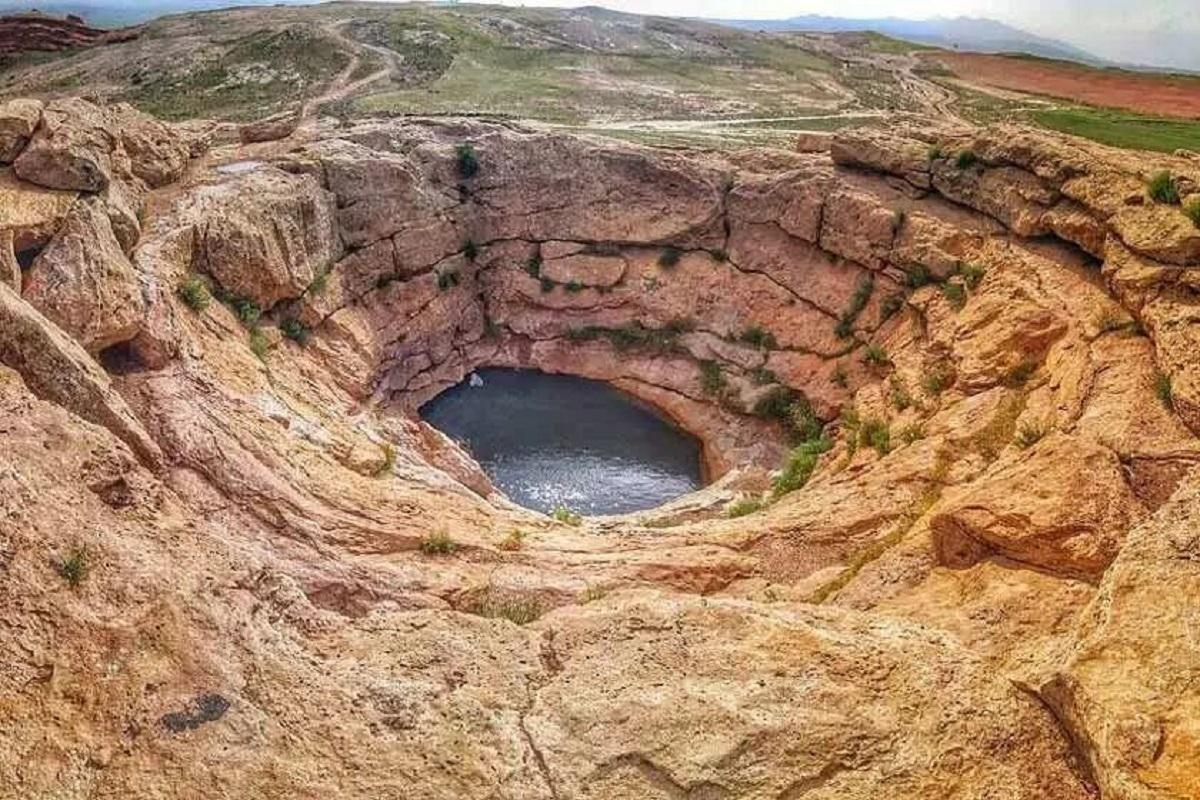 چشمه ای با خواص درمانی در دل تپه های آتشفشانی مشهد(+عکس)