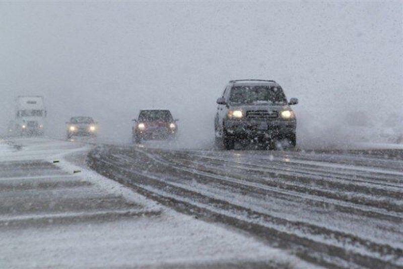 وقوع کولاک و برف در جاده‌های کوهستانی