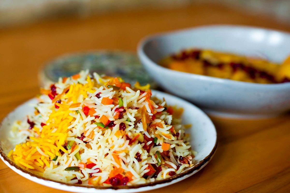 طرز تهیه زرشک پلو با مرغ ریش‌ریش؛ طعمی اصیل، مجلسی و متفاوت