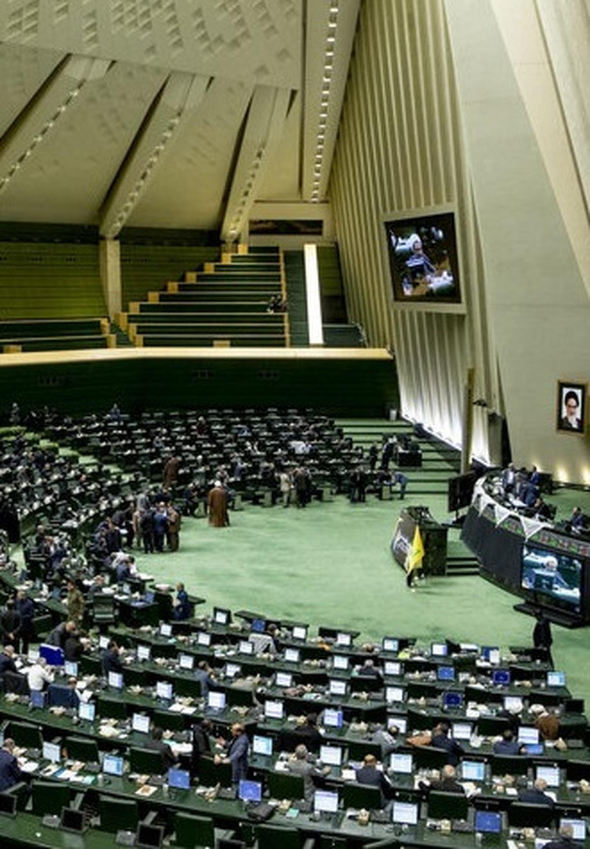 یک نماینده روحانی مجلس : طرح کلینیک بی حجابی تنش آفرین است / اولویت کشور چیز دیگری است