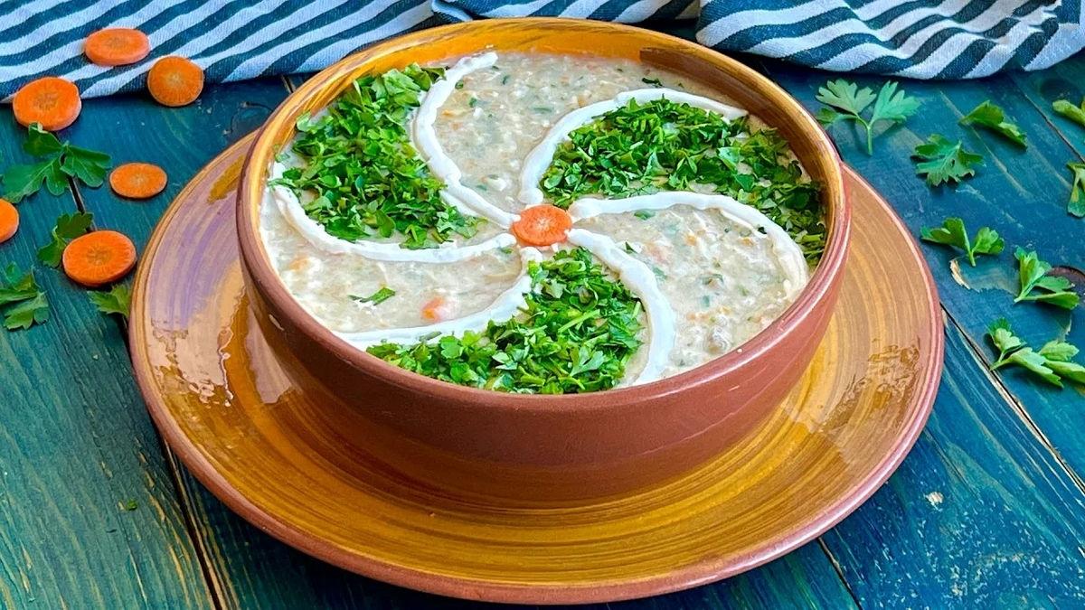 طرز تهیه سوپ جوی سفید مجلسی با شیر، قارچ و خامه (فیلم)