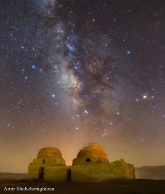 کهکشان راه شیری بر آسمان کاخ‌های سروستان