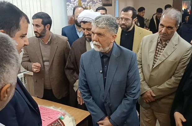 وزیر فرهنگ و ارشاد از کتابخانه عمومی اسلامشهر بازدید کرد