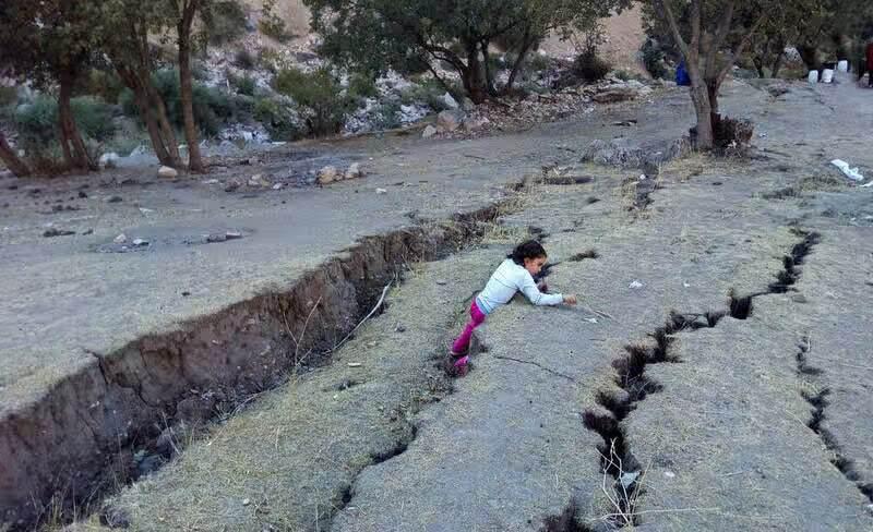 استان قم خیلی کوچک است و نسبت مساحت پهنای فرونشستی به کل استان؛ این استان جز استان‌های خطرناک فرونشست است/کاشان یک آزمایشگاه بزرگ فرونشست است؛ شکاف‌های طاهر آباد و زندان جدید کاشان واقعا ترسناک است/راه آهن سریع السیر اصفهان تهران در مسیر فرونشست است؛ در ده سال عدد فرونشست در این منطقه به …