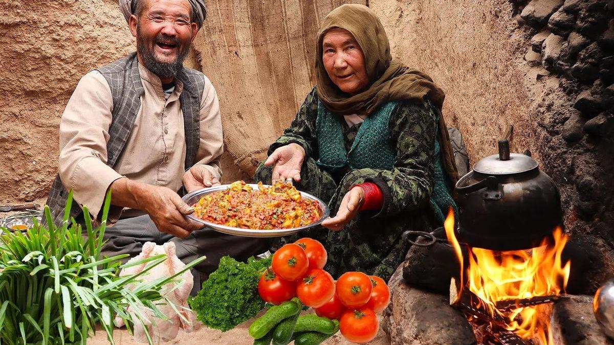 طرز تهیه سیب زمینی، تخم مرغ یک غذای سنتی افغانستانی توسط زوج مسن (فیلم)