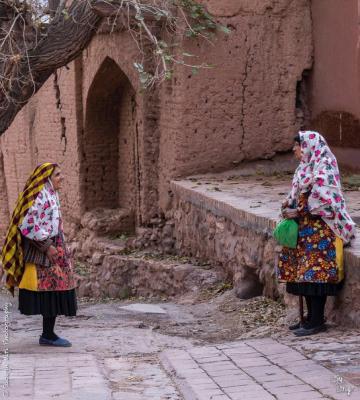 قابی دیدنی از گفت و گوی دو مادر در ابیانه