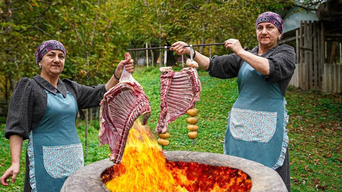 کباب کردن دنده بره در فر توسط مادربزرگ روستایی آذربایجانی (فیلم)