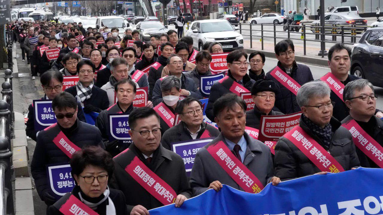دولت کره جنوبی پزشکان اعتصاب‌کننده را تهدید کرد؛ «تا پنجشنبه سر کار برنگردید مجازات می‌شوید»