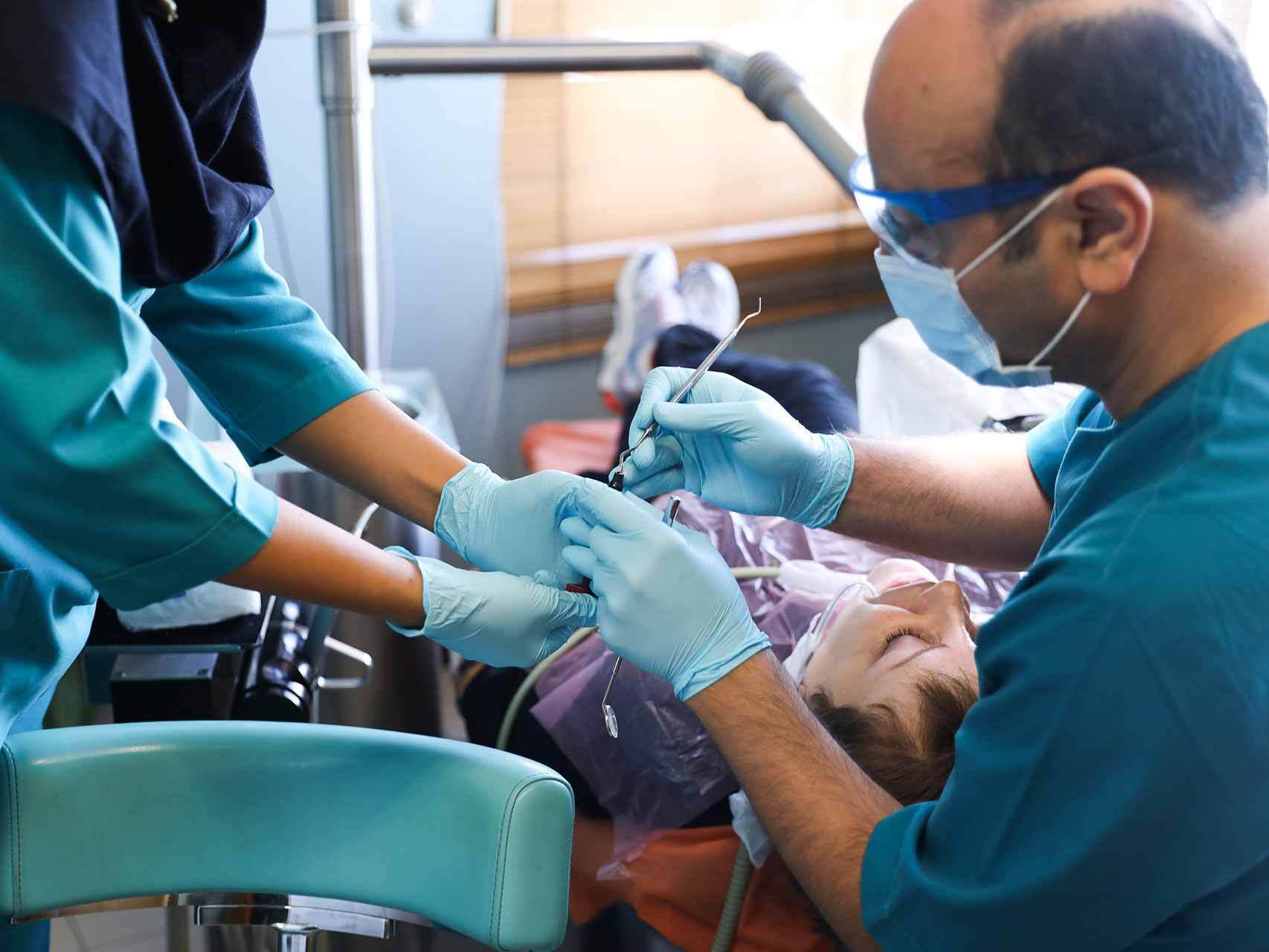 آمار وحشتناک از بی‌دندانی در ایرانی‌ها؛ ۵۵ درصد افراد بالای ۶۵ سال همه دندان‌های خود را از دست داده‌اند / افراد ۳۰ تا ۴۰ ساله هم در کشور ۱۲ تا ۱۳ دندانِ ازدست‌رفته دارند
