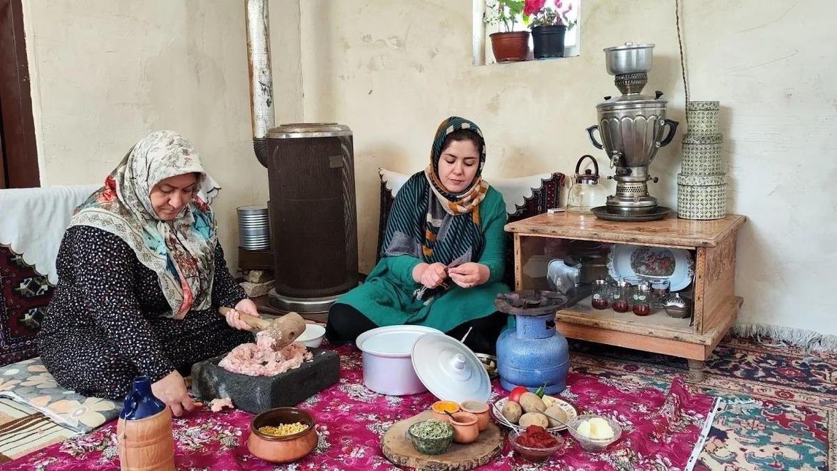 پخت جالب کوفته با مرغ توسط یک مادر و دختر روستایی ارومیه ای (فیلم)