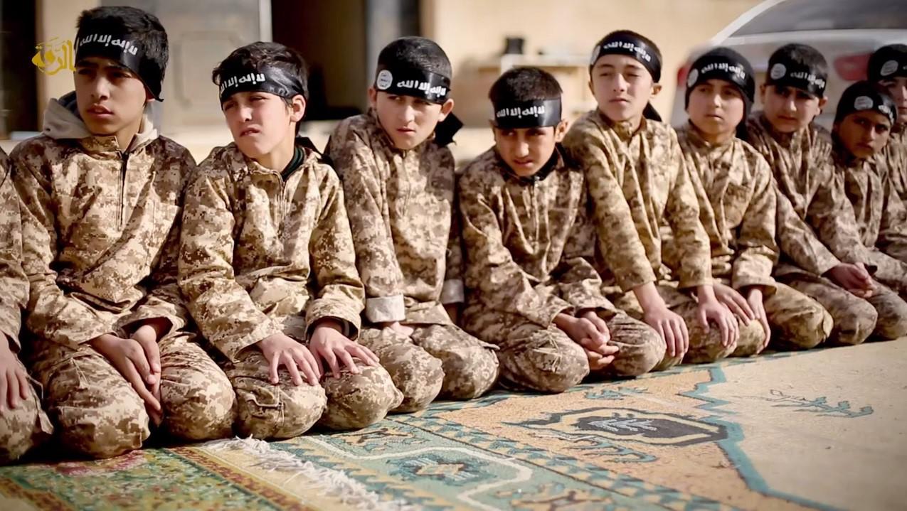 داعش چگونه کودکان را برای عملیات انتحاری آماده می کند؟+تصاویر