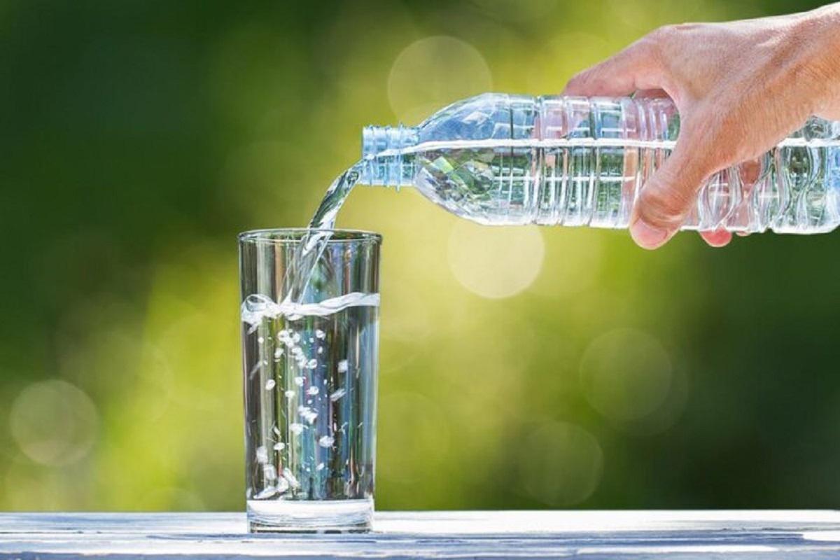 نظر مخالف حکمای طب سنتی در مورد نوشیدن روزانه ۸ لیوان آب/ کمبود آب بدن را با این مایعات جبران کنید