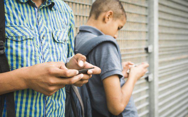 نحوه کنترل اعتیاد مجازی   ایرانی ها اولین بار در چند سالگی صاحب تلفن همراه می شوند؟