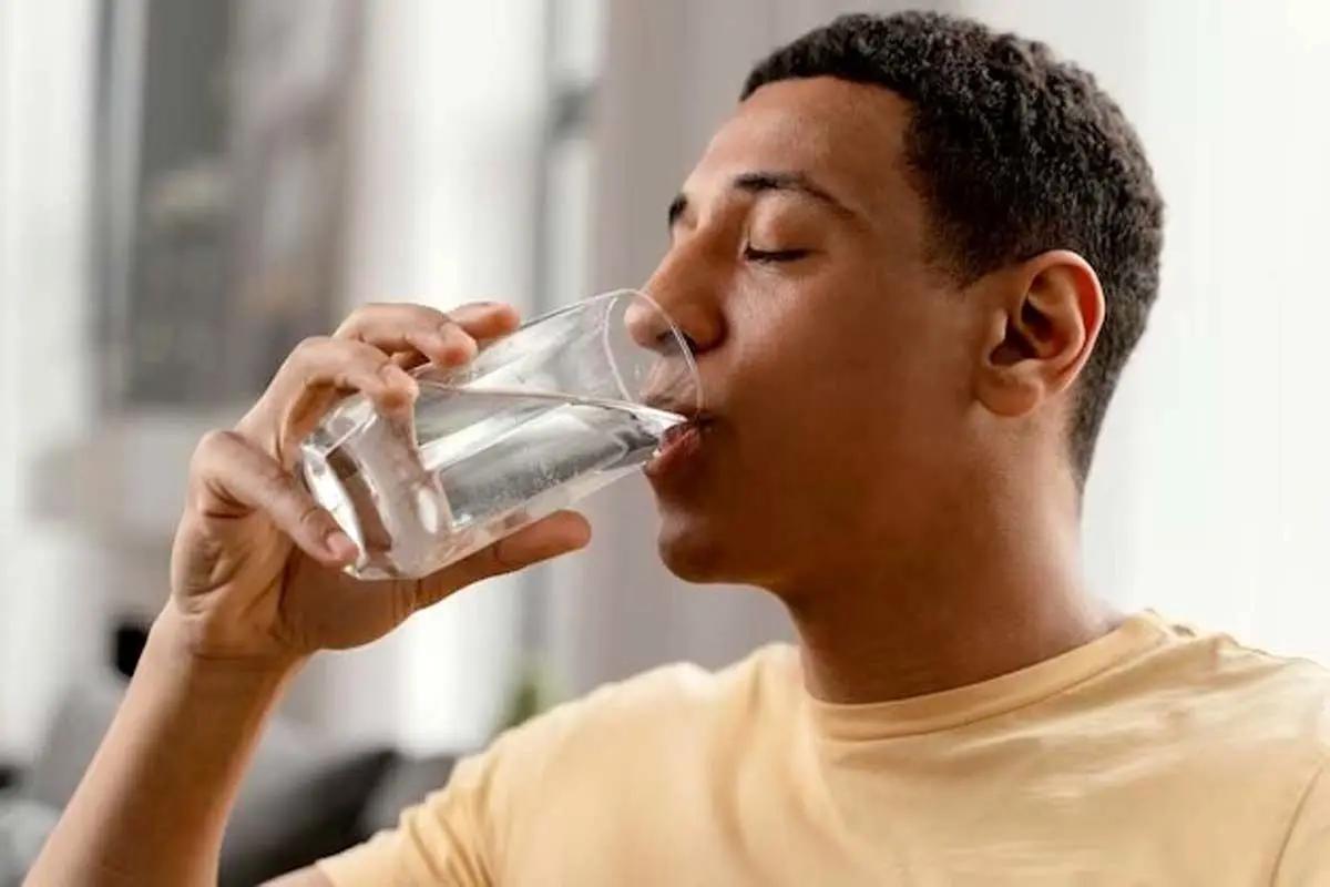 چقدر آب بنوشیم تا کلیه‌های سالم داشته باشیم؟