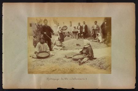 بیختن گندم توسط مادران ایرانی در دوره قاجار+عکس