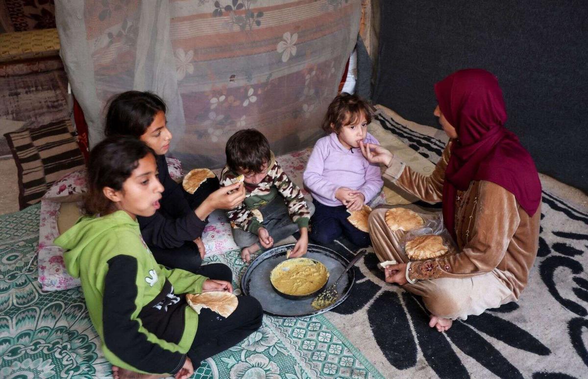 آرزوی عجیب مادر فلسطینی؛ با یک بمب اتمی به زندگی ما پایان دهید (ویدئو)