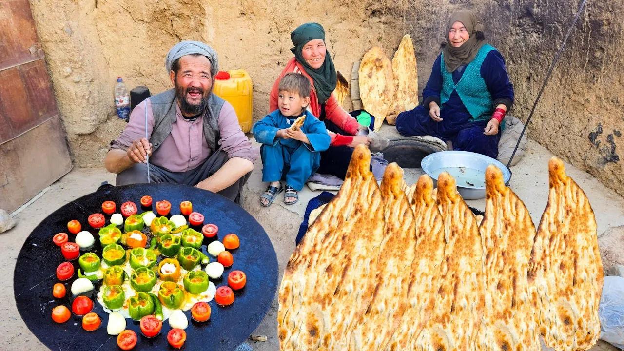 (ویدئو) پخت غذا با فلفل دلمه ای و تخم مرغ توسط زوج غارنشین افغان