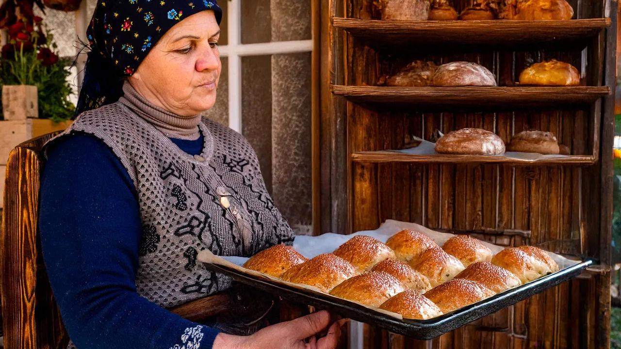 (ویدئو) پخت شیرینی سنتی بادامبورا توسط مادر بزرگ روستایی آذربایجانی