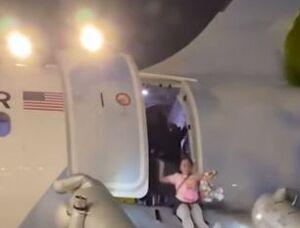 فیلم/ تخلیه هواپیما با انتشار بوی مشکوک!